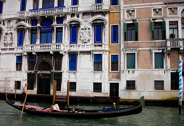 гондола канал гранде в венеции, италия - gondola venice italy canal sailor стоковые фото и изображения