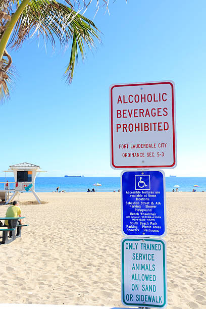 해변의 경고 표지판을 - fort lauderdale florida beach lifeguard 뉴스 사진 이미지