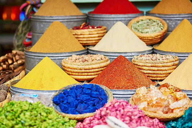 selección de especias en un mercado tradicional de marruecos - canella fotografías e imágenes de stock