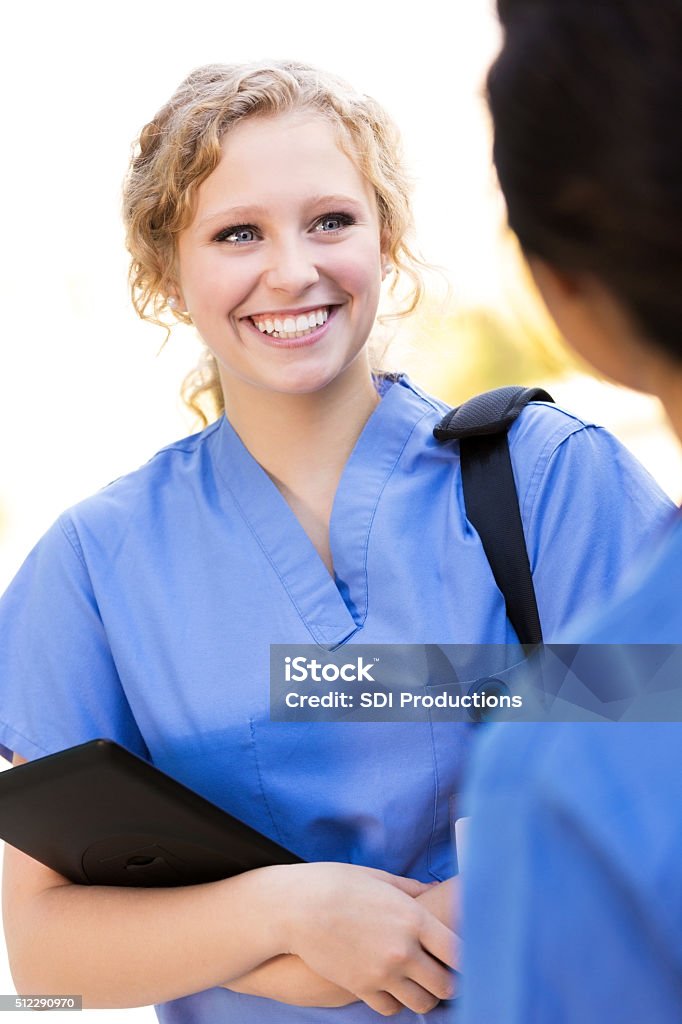 Krankenpflege Schule Freunden Gespräche im Freien auf dem Campus - Lizenzfrei Krankenhaus Stock-Foto