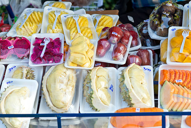 frisches obst in packen - refrigerator healthy eating mango fruit stock-fotos und bilder