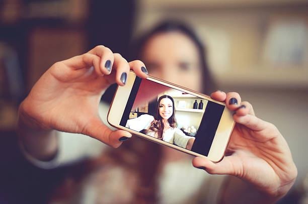 Selfie young girl taking selfie smartphone selfie photos stock pictures, royalty-free photos & images