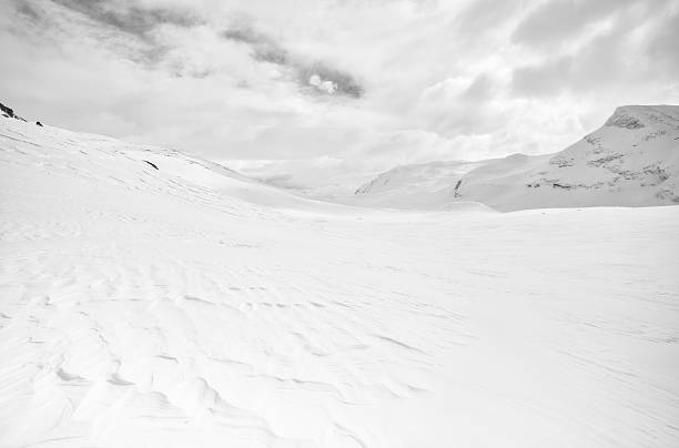 istock Snow covered mountain plateau, ridges and peaks in Jotunheimen 512292635