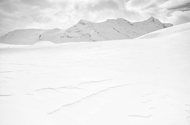 istock Mountain plateau and mountain ridge in winter in Jotunheimen 512292637