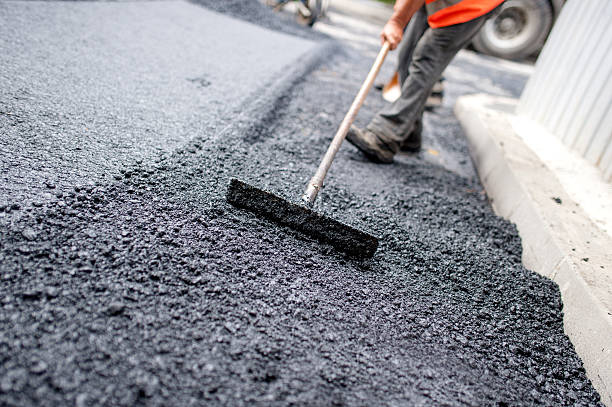 trabajador de nivelación de asfalto frescos en un sitio de construcción de carretera - paving stone fotos fotografías e imágenes de stock