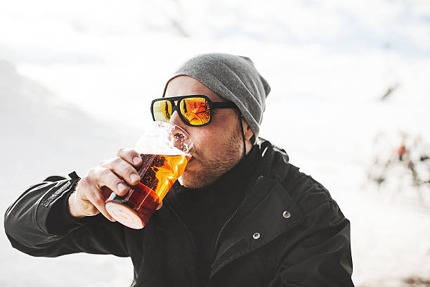 trinken sie ein kühles bier in après-ski - beer ski apres ski snow stock-fotos und bilder