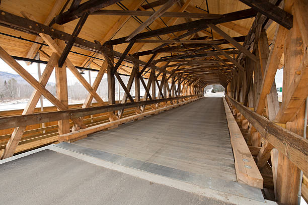 интерьер с деревянными балками исторического крытый мост, старк, нью-гэмпшир. - stark new hampshire стоковые фото и изображения