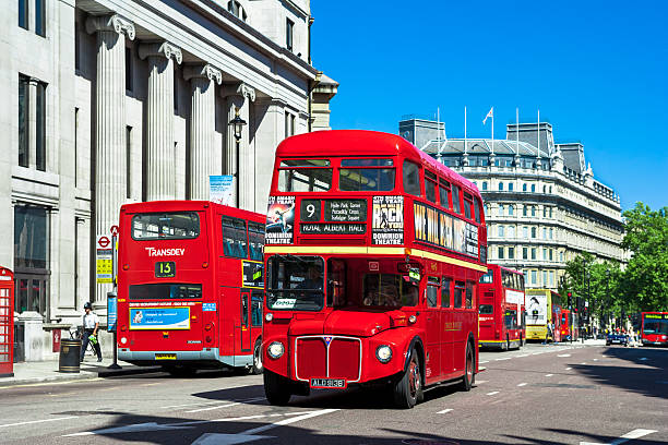 rosso classico routemaster-autobus doppio decker, londra, regno unito - transportation bus mode of transport public transportation foto e immagini stock