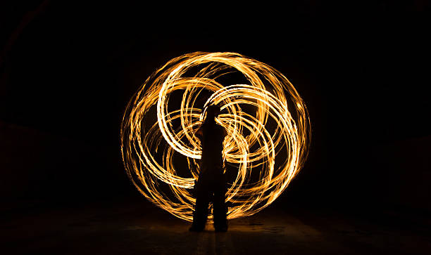 feuer jongleur macht blume des lebens - fire dancer stock-fotos und bilder