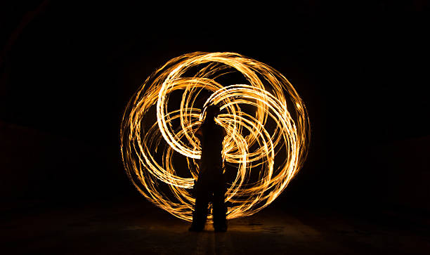 feu jongleur fait de fleur de vie - fire dancer photos et images de collection