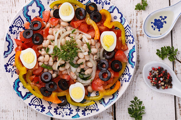 istock Salad with white beans and fresh vegetables 512298406