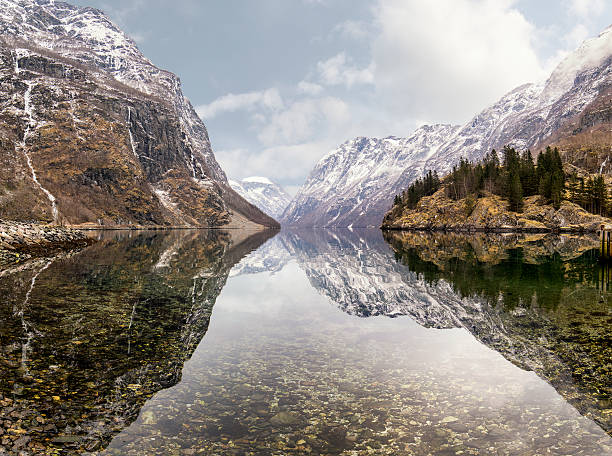 vista de cidade para fiorde gudvangen, noruega - flam aurlandsfjord sognefjord fjord - fotografias e filmes do acervo