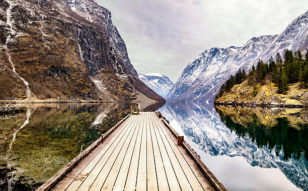 vista de cidade para fiorde gudvangen, noruega - flam aurlandsfjord sognefjord fjord - fotografias e filmes do acervo