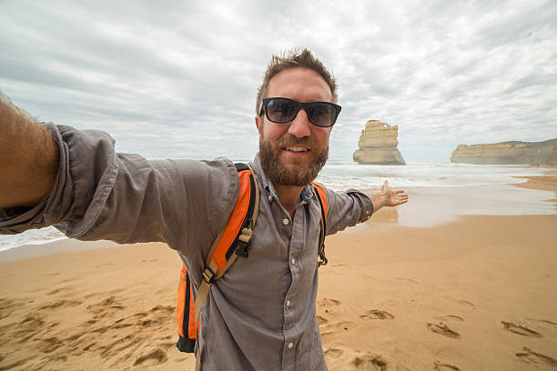 여행자 시간이 셀프샷 인물사진 on gibsons 스텝스 플라주-그레이트 오션 로드 - australia photographing camera beach 뉴스 사진 이미지