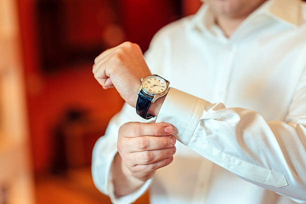 istock Businessman look his watch 512302288
