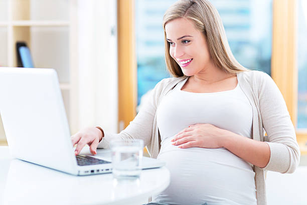 istock Pregnant woman using laptop 512309739
