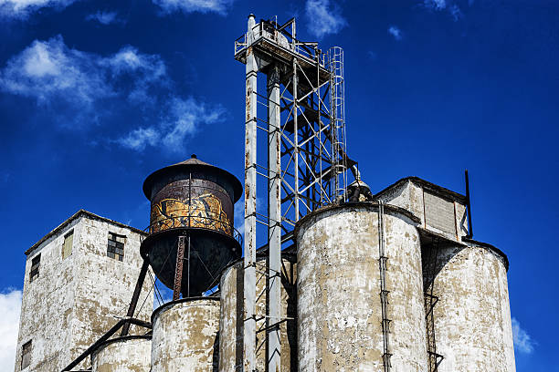 istock Old industial silos and water tank in Chicago 512323003