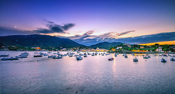 cadaques in der abenddämmerung – costa brava, spanien - cadaques stock-fotos und bilder