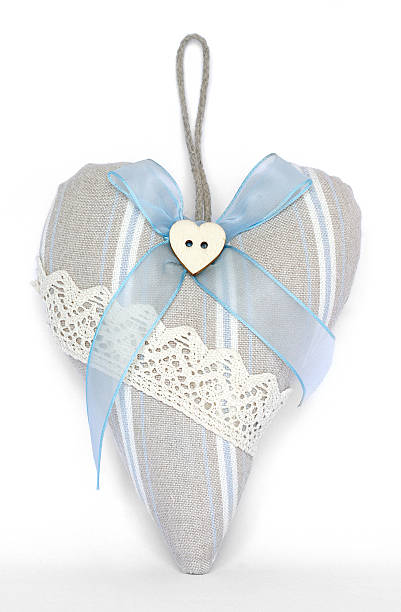 blaues herz kissen mit band - heart shape textile button hanging stock-fotos und bilder