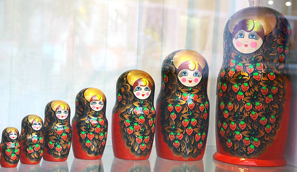 tradicional matryoshka muñecas rusas souvenir - russian nesting doll skill doll russia fotografías e imágenes de stock