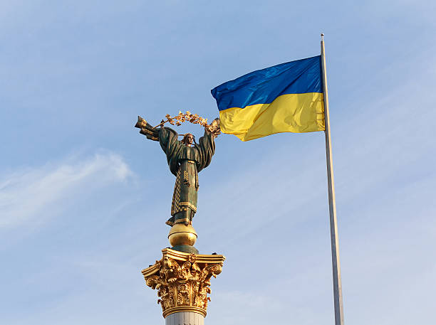 istock Independence monument and ukrainian flag in Kiev. Ukraine 512330900