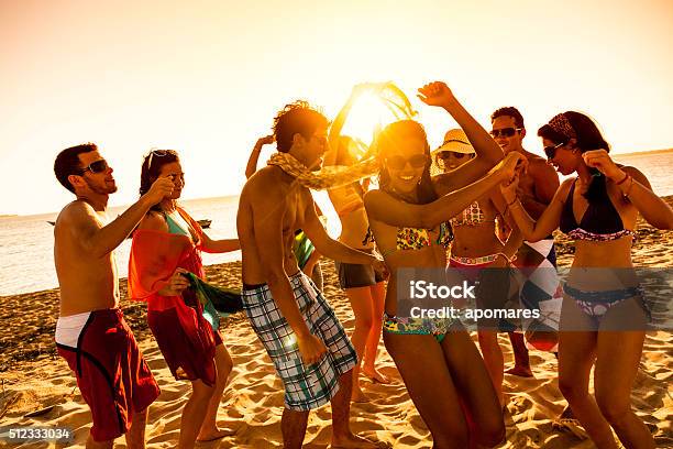 Spring Break Backlit Group Of Young People Dancing On Beach Stok Fotoğraflar & Plaj‘nin Daha Fazla Resimleri