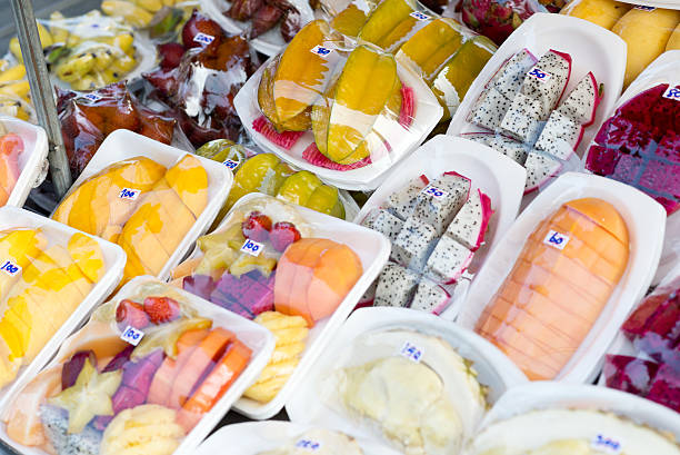 frisches obst in packen - refrigerator healthy eating mango fruit stock-fotos und bilder