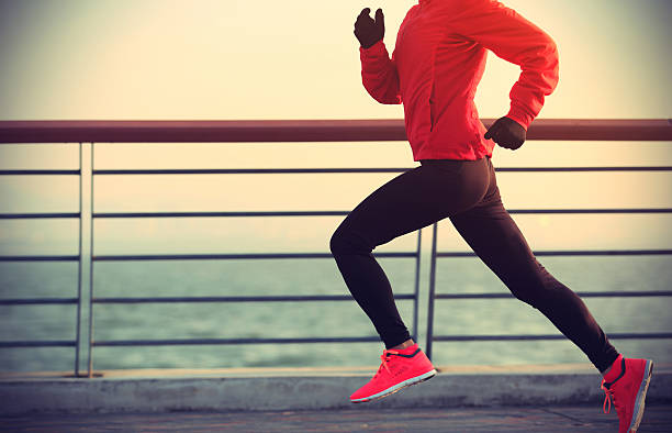 jovem mulher de corredor de aptidão em execução ao nascer do sol de - running women jogging profile imagens e fotografias de stock