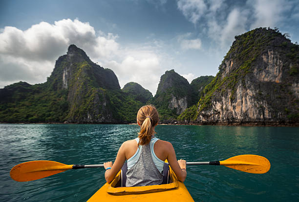 kajakfahren - halong bay stock-fotos und bilder