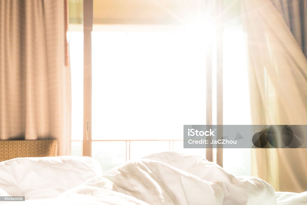 Sol da manhã na cama - Foto de stock de Janela royalty-free