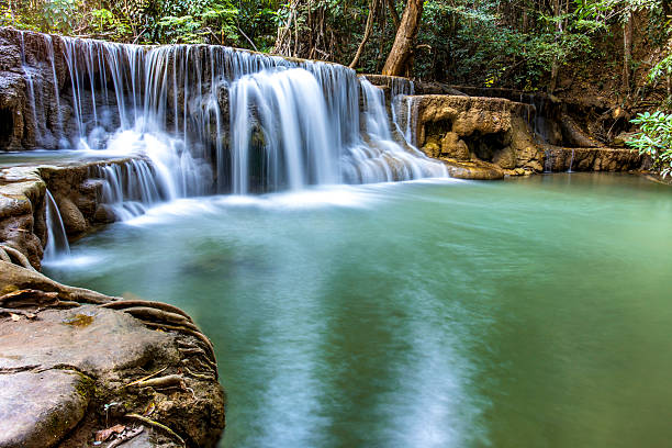 cascada en bosque tropical profunda de la provincia de kanchanaburi, tailandia - kanchanaburi province beauty in nature falling flowing fotografías e imágenes de stock