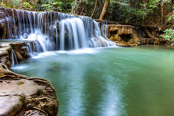 тропический водопад в глубоком лесу провинция канчанабури, таиланд - kanchanaburi province beauty in nature falling flowing стоковые фото и изображения