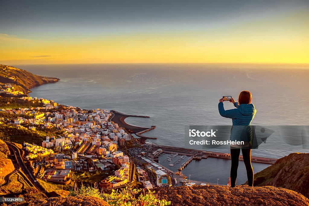 Frau Genießen Sie den Ausblick auf die Landschaft in der Nähe von Santa Cruz Stadt - Lizenzfrei Kanarische Inseln Stock-Foto