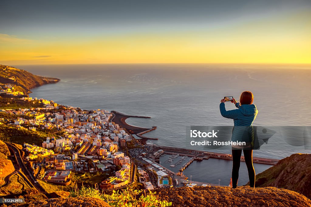 Mulher desfrutando de vistas panorâmicas da cidade, perto de Santa Cruz - Foto de stock de Ilhas Canárias royalty-free