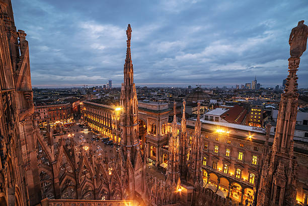 milão, na itália :  gótico telhado da mundialmente famosa catedral - milan italy cathedral duomo of milan night - fotografias e filmes do acervo