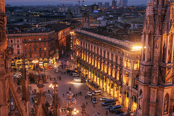 milão, na itália :  vista aérea de praça da catedral, a praça del duomo - milan italy cathedral duomo of milan night - fotografias e filmes do acervo