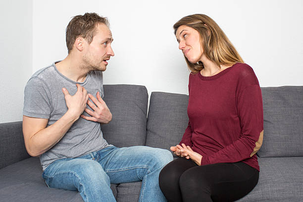 istock Man having an discussion with a woman 512350704