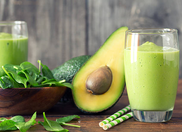 шпината и авокадо в этом полезном смузи - vegetable smoothie drink multiple exposure стоковые фото и изображения