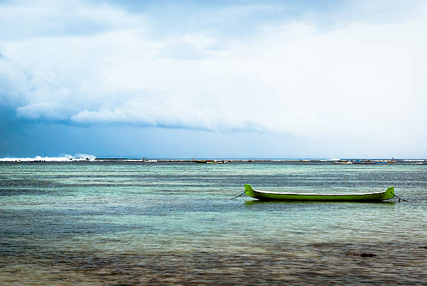 leere boot - seaweed nusa lembongan seaweed farming water stock-fotos und bilder