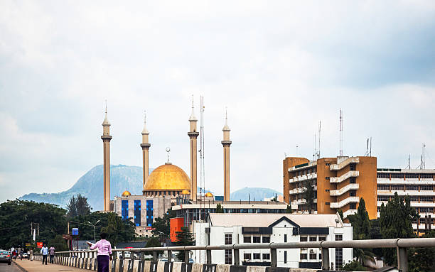 vue sur la mosquée nationale d'abuja, nigeria. - nigeria abuja city mosque photos et images de collection
