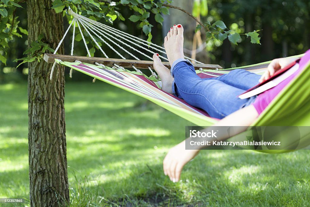 Dame entspannt mit einem Buch auf einer Hängematte - Lizenzfrei Hängematte Stock-Foto