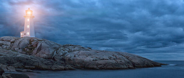 farol em uma noite chuvosa - lighthouse storm sea panoramic - fotografias e filmes do acervo