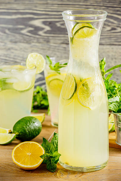 limonada fresca bebida - botella de boca ancha fotografías e imágenes de stock