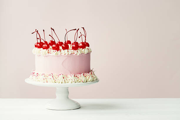 gâteau décoré de maraschino cherries-expression anglo-saxonne - plat à gâteau photos et images de collection