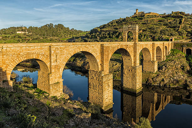 alcántara ponte romano - alcantara bridge foto e immagini stock