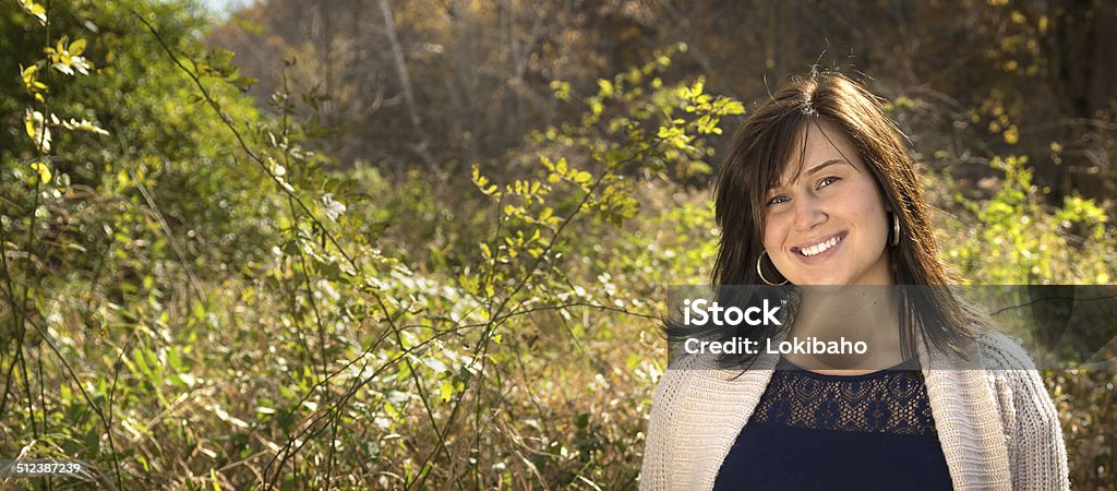 Junge Frau im Freien in der Wildnis - Lizenzfrei Blick in die Kamera Stock-Foto