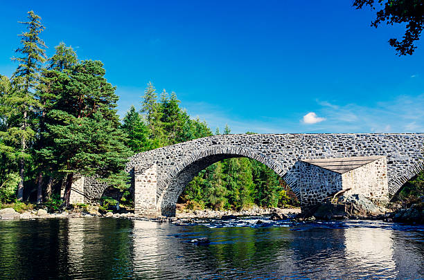 velha ponte de dee perto de braemar, escócia - dee river scotland valley bridge - fotografias e filmes do acervo