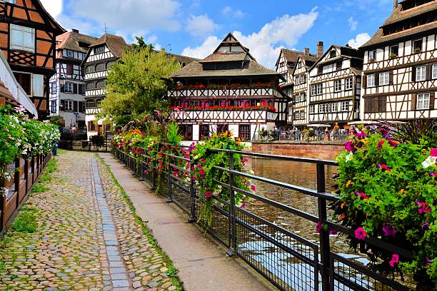 Timbered houses along the canals of Strasbourg, France Quaint timbered houses of Petite France, Strasbourg, France petite france strasbourg stock pictures, royalty-free photos & images
