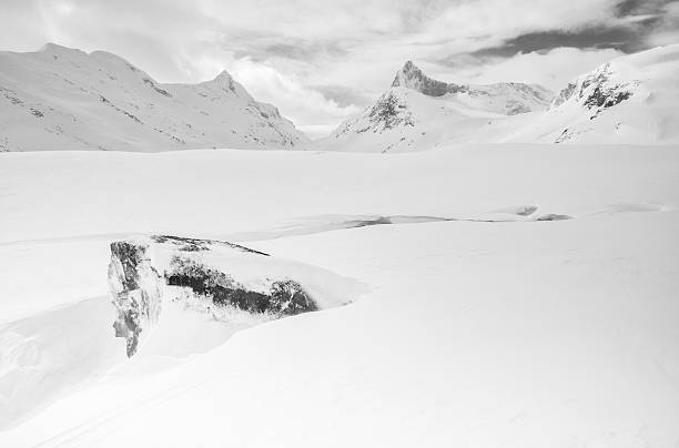 istock Snow bridge and tall mountain peaks in Jotunheimen National Park 512388865