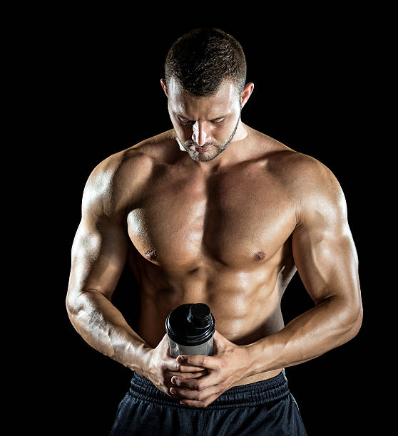 homem beber proteína de batidos - male body building human arm chest imagens e fotografias de stock